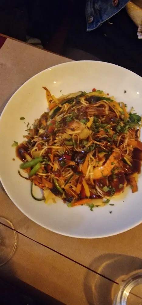 Wok de Gambas Nouilles Chinoises Petits Légumes Et Coriandre